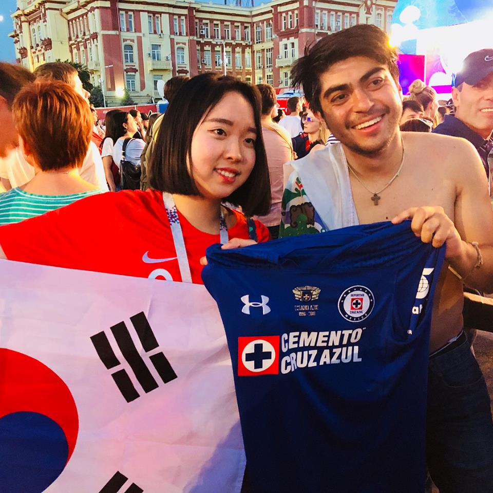 South Korean fan posing with the Cruz Azul shirt.