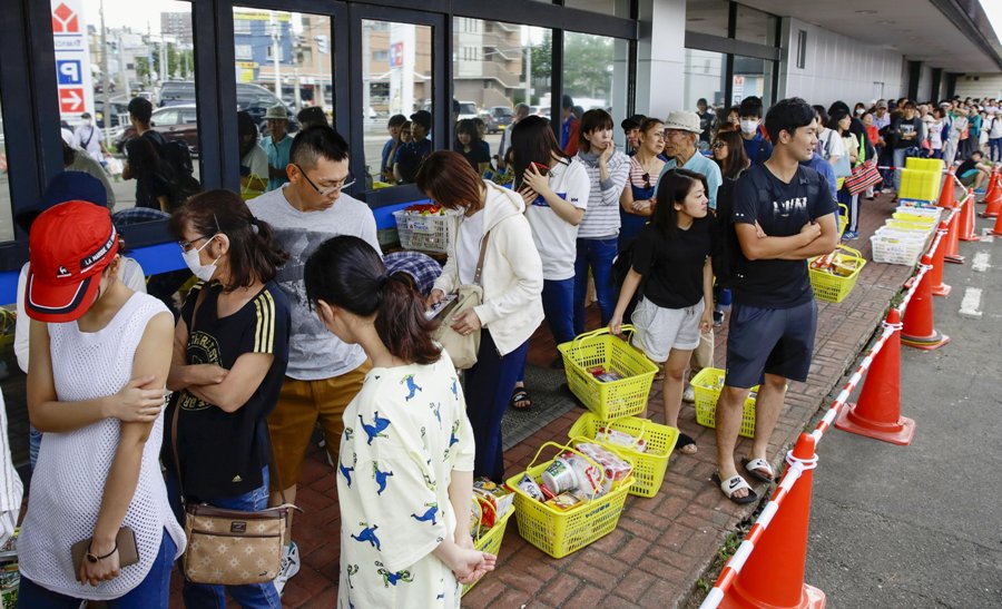 Los supermercados están abarrotados. (Reuters)