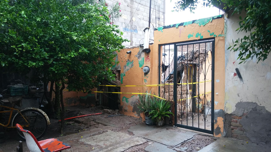 Por lluvias, cae casa en la colonia Eduardo Guerra en Torre&oacute;n