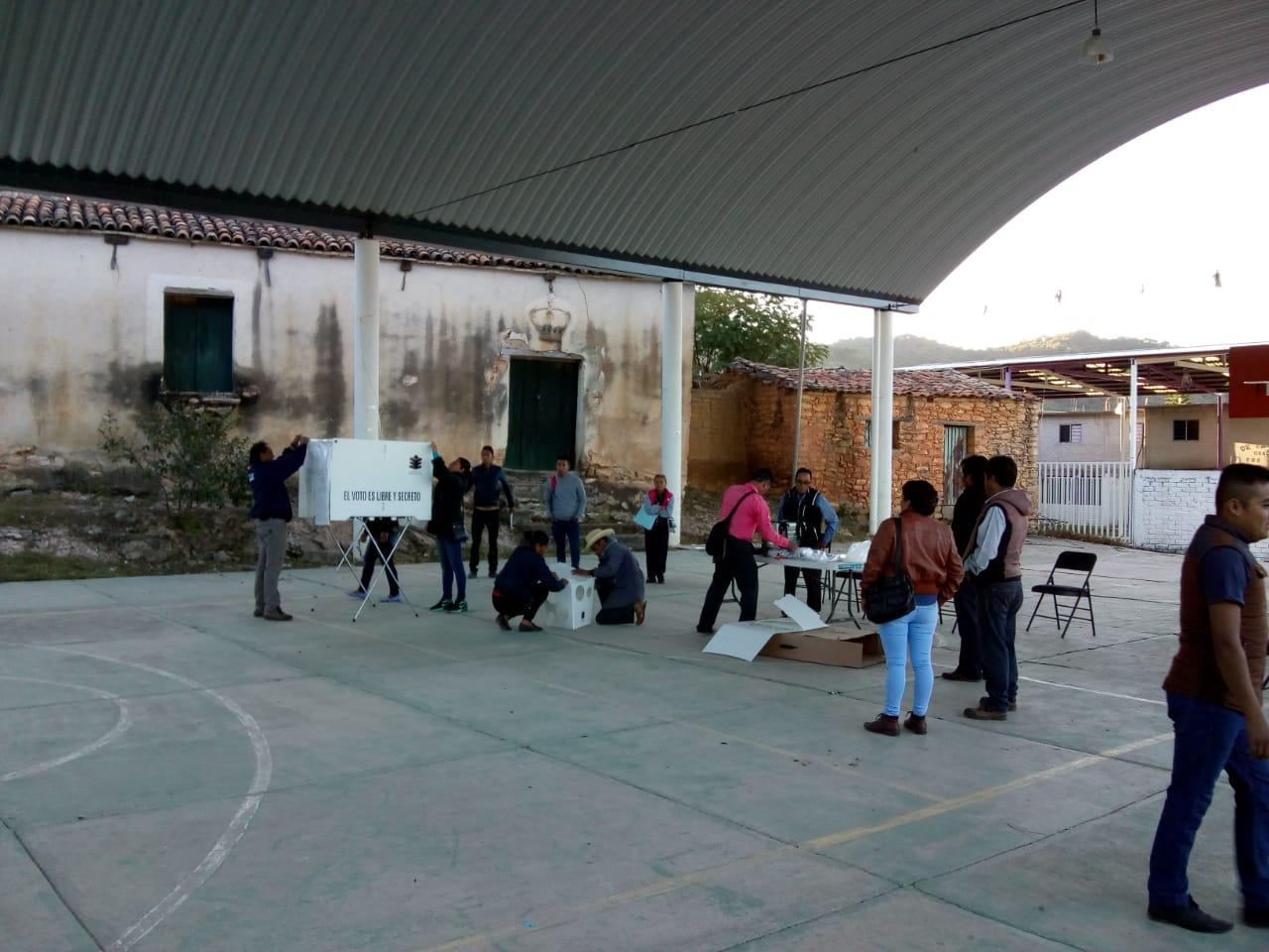 Instalación de casillas en elección extraordinaria en Oaxaca (Óscar Rodríguez)
