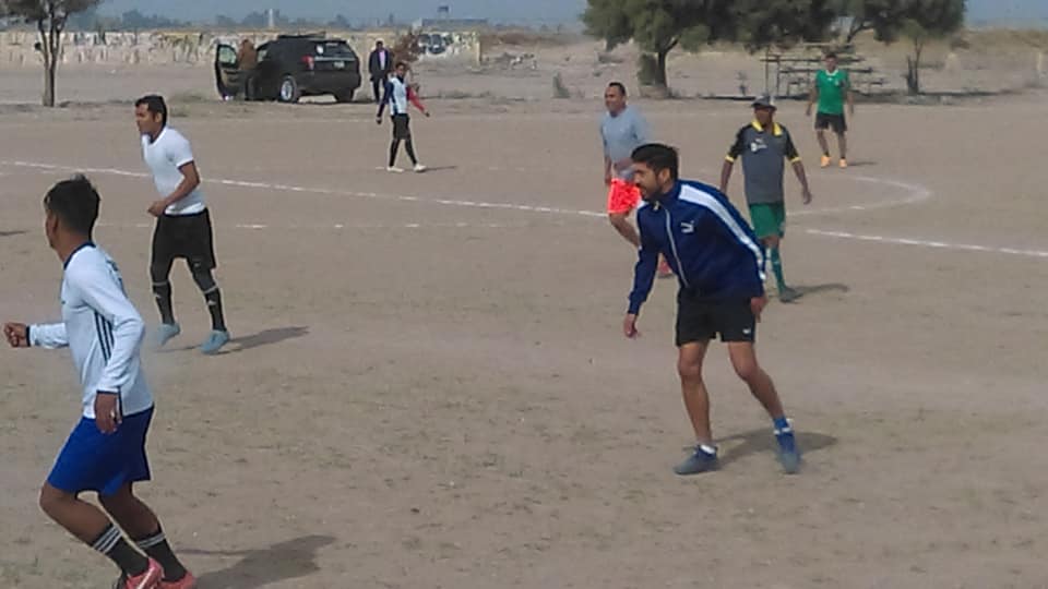 Am&eacute;rica: Oribe Peralta se avienta cascarita en cancha de tierra