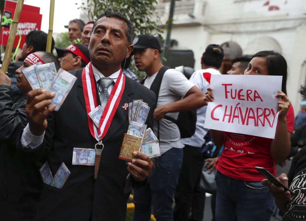 Miles de personas se manifestaron para pedir la renuncia del fiscal Pedro Chávarry (AP)