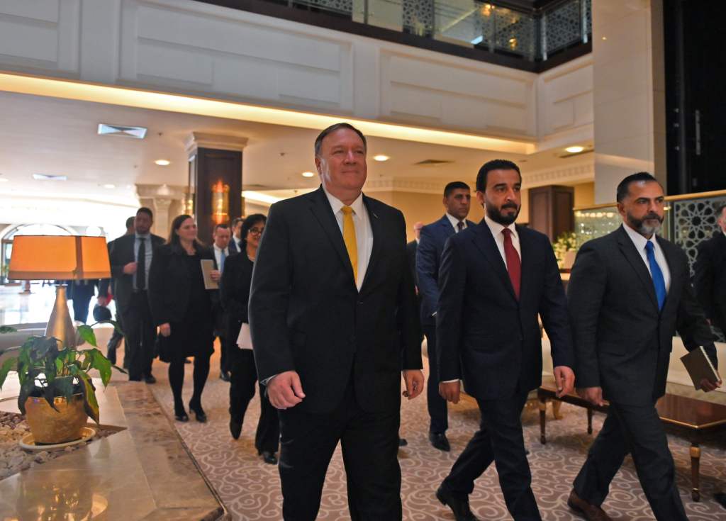 Mohamed al-Halbus recibiendo al secretario de Estado Mike Pompeo en el parlamento iraquí (AFP)