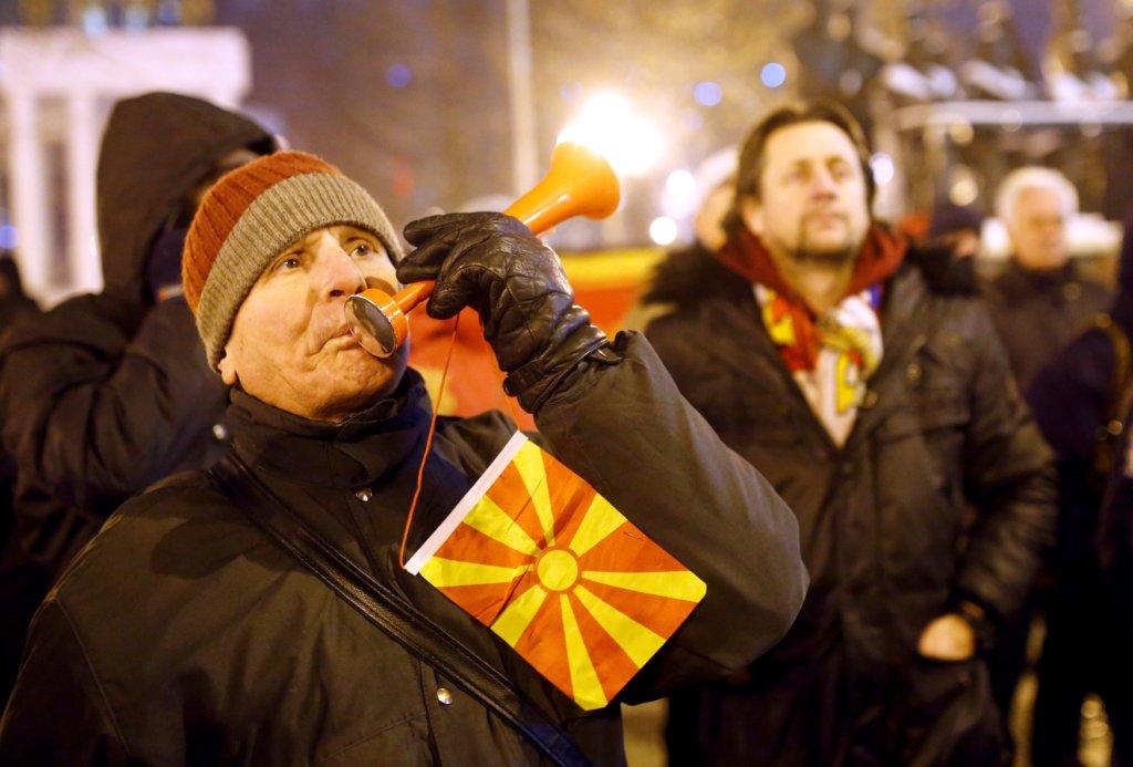 Miles de personas salieron a las calles contra la medida de cambiar el nombre del país a Macedonia del Norte (Reuters)
