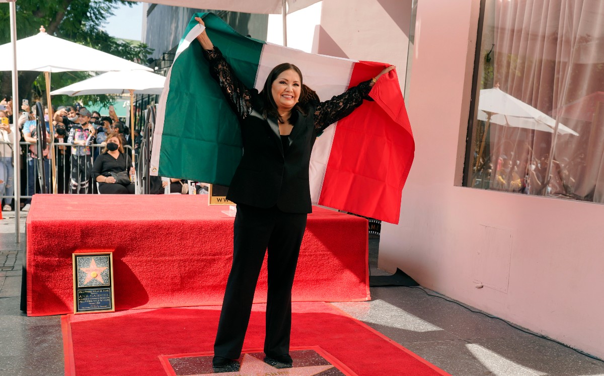 La cantante mexicana Ana Gabriel posa con la bandera de México junto a su estrella en el Paseo de la Fama de Hollywood el 3 de noviembre de 2021 en Los Ángeles. (Foto AP/Chris Pizzello)