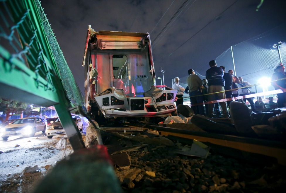 Aún no concluyen peritajes de choque del tren ligero