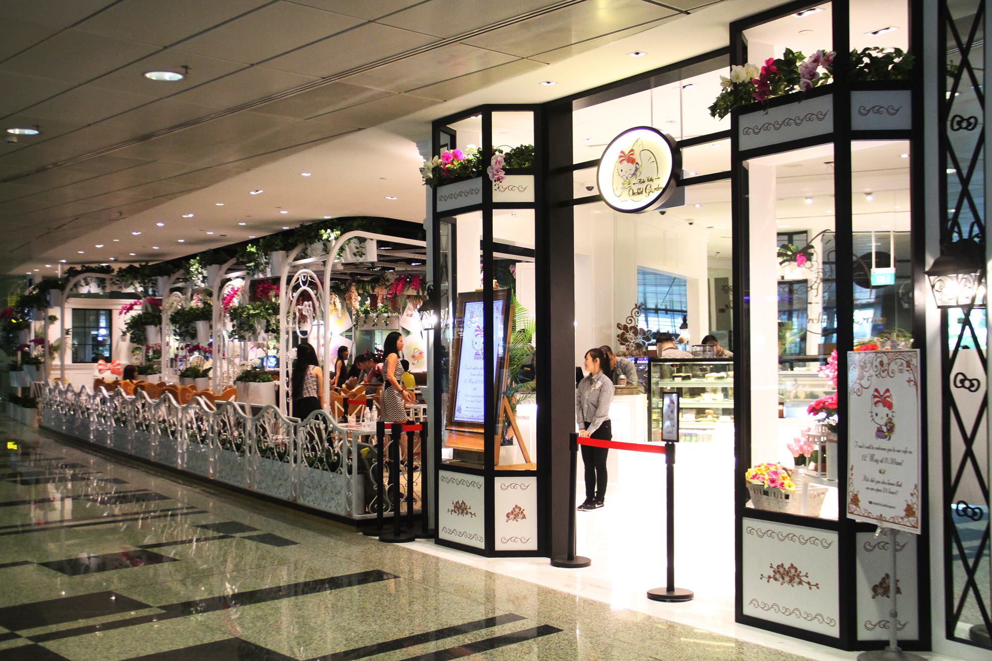 Conoce el primer café 24 horas de Hello Kitty