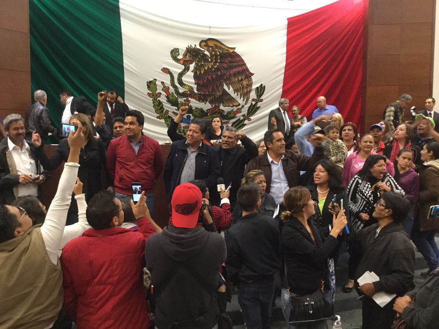 Militantes de Morena toman Congreso de Zacatecas Militantes de Morena toman Congreso de Zacatecas