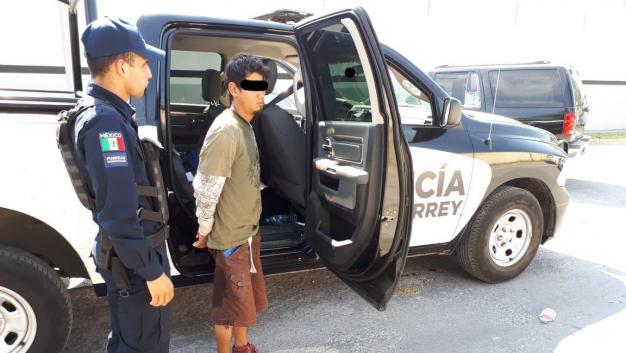 Detienen a joven por asaltar a adolescente en el centro de Monterrey