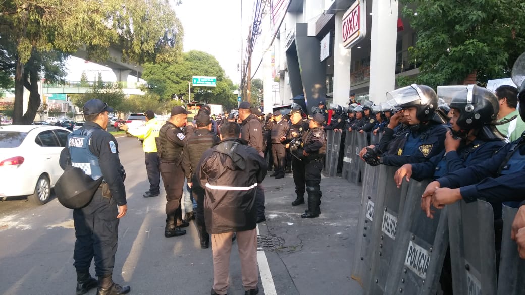 Vecinos protestan en lateral de Anillo Periférico