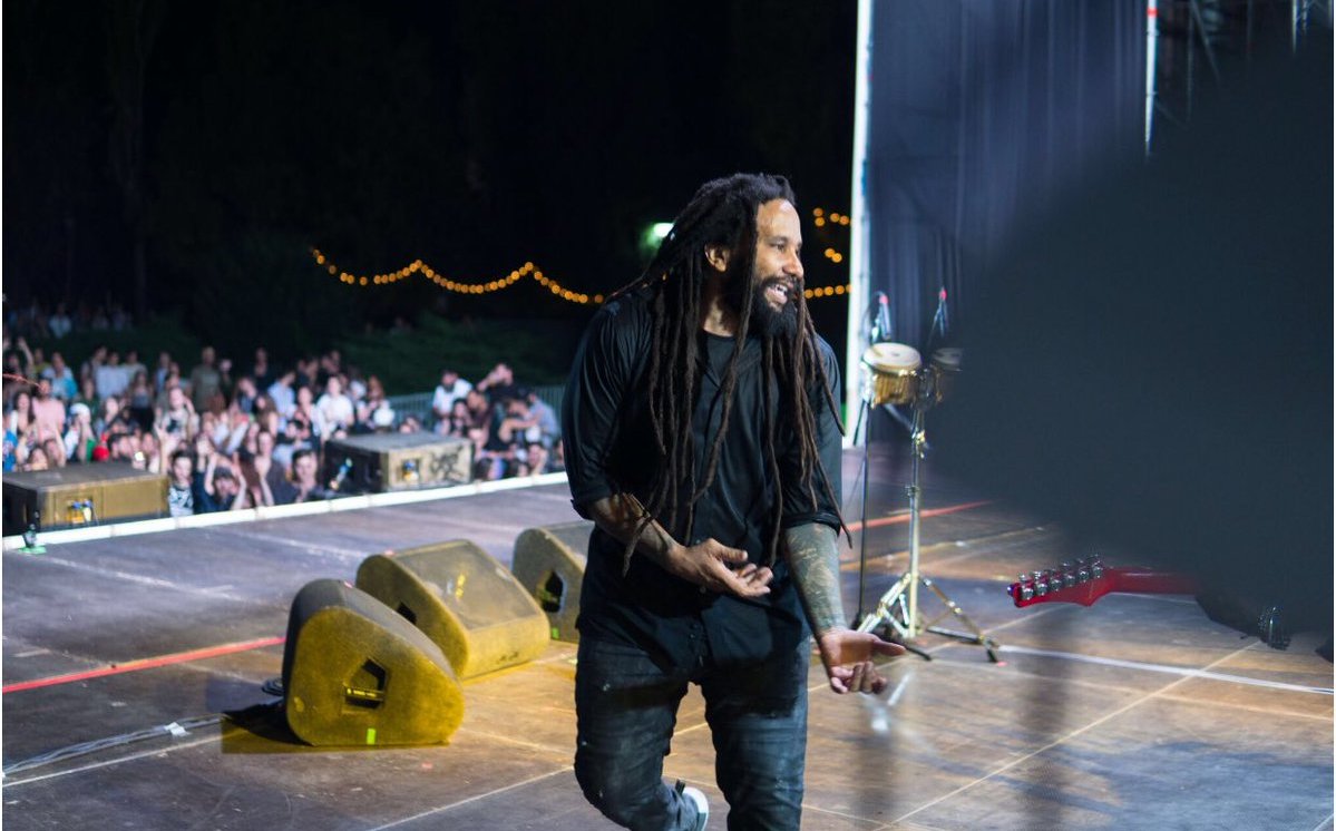 Hijo de Bob Marley interpreta canciones de su padre con la afición del Ajax Grupo Milenio