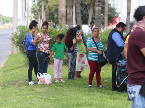 Familiares de los menores internos arribaron al sitio. (Foto: Leonel Rocha)