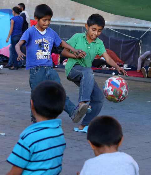 Nadie detiene las ganas de una cascarita en las afueras del Palacio Federal (Santiago Chaparro)