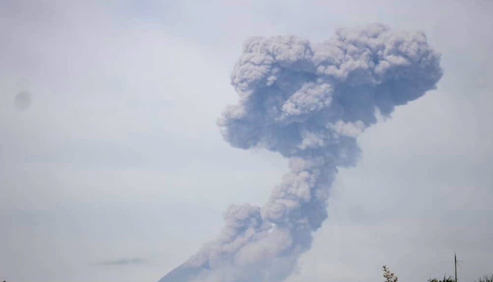 Volcán Popocatépetl jóvenes se acercan al cráter y toman video Volcán Popocatépetl jóvenes se acercan al cráter y toman video