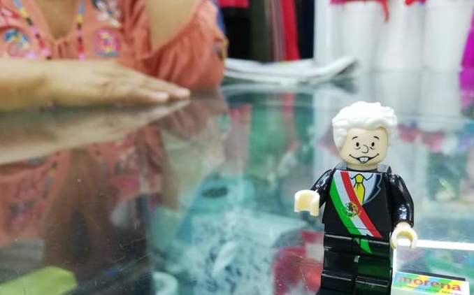 figura lego de amlo