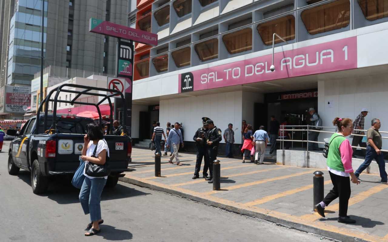En Metro Salto del Agua, rescatan a persona que se aventó a las vías Grupo Milenio En Metro Salto del Agua, rescatan a persona que se aventó a las vías Grupo Milenio