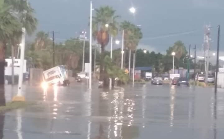 Lluvias y granizo inundan calles de Nuevo Laredo