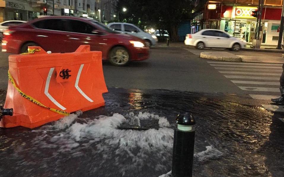 Colonia Juárez: fuga de agua inunda carriles en calle Florencia