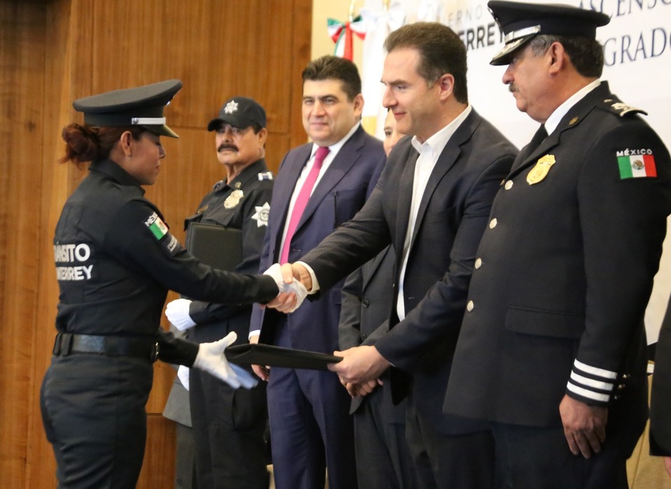 Ascienden a elementos de policía y transito de Monterrey