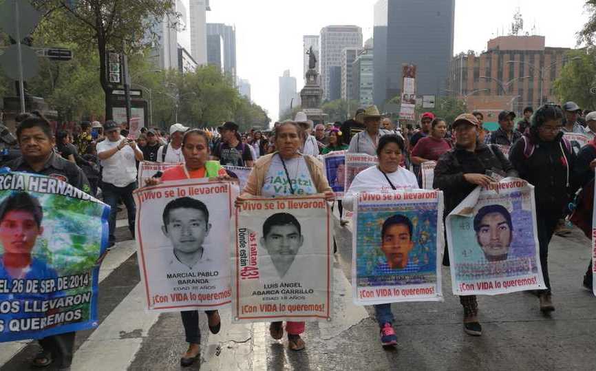 En CdMx, padres de los 43 normalistas marchan a Hemiciclo a Juárez
