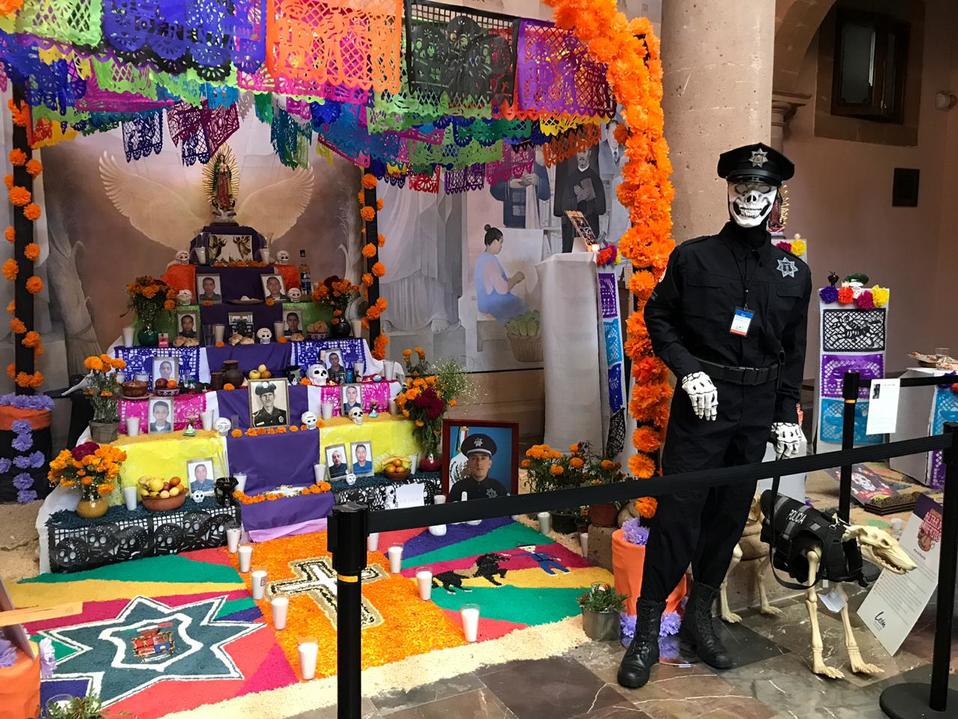 El altar fue dedicado a 14 policías muertos en la ciudad de León.