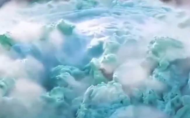 Youtubers hacen explotar volcán de espuma en un patio (Video)