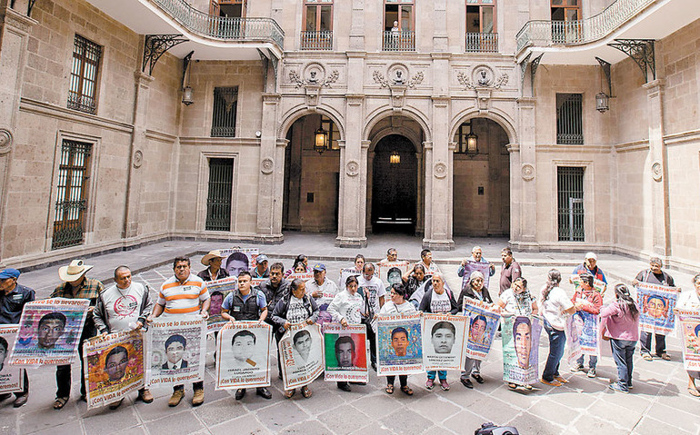 Env&iacute;an seis restos m&aacute;s del caso de los 43 a Innsbruck