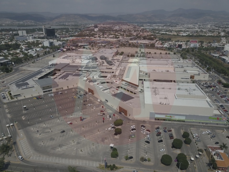 Algunos centros comerciales también ya cerraron sus puertas (Foto: Omar Díaz)