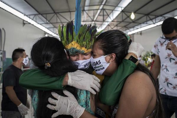 Ciudadanos asisten al funeral del cacique Messías Kokama, en Brasil. (EFE)