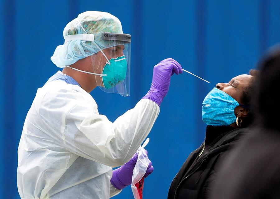 Personal de salud realiza un test de covid-19 en Boston. (EFE)