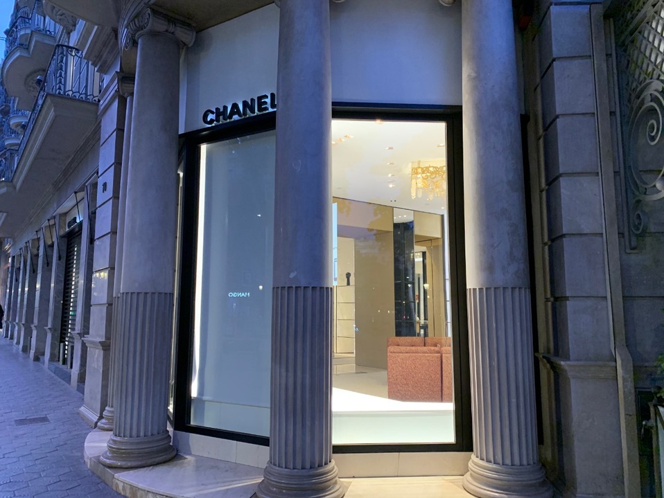 Los famosos escaparates, deshabitados, en las tiendas en Paseo de Gracia. (Jennifer Seefoo)