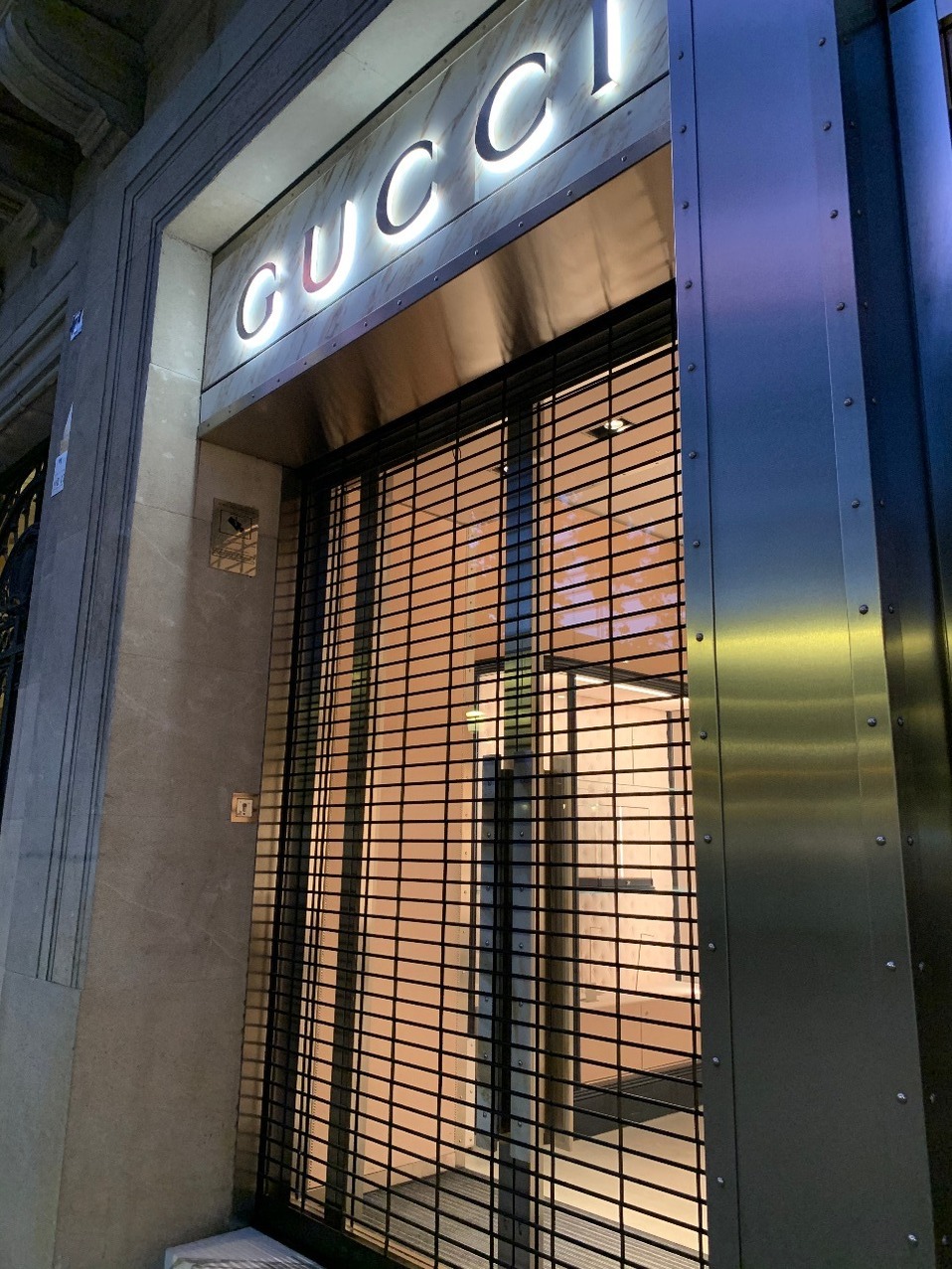 Las vitrinas de una tienda Gucci en Barcelona están desiertas. (Jennifer Seefoo)
