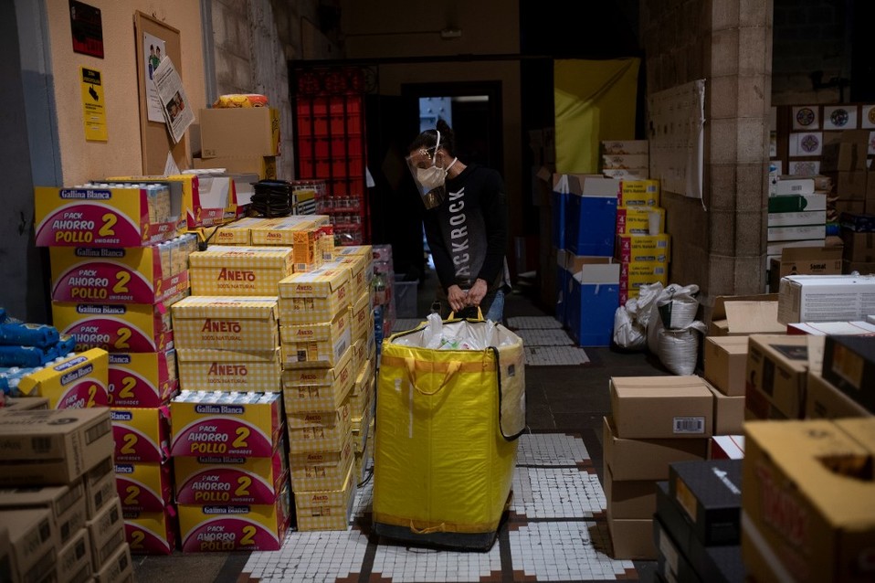 Un voluntario prepara el apoyo nutricional en la iglesia de Santa Ana, Barcelona. (Especial)