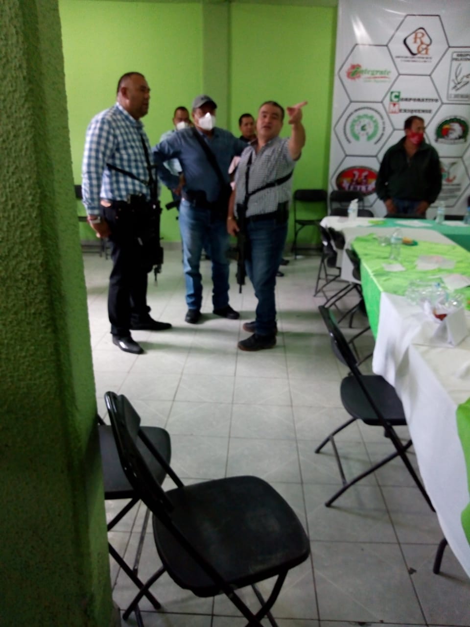 FGJEM irrumpe reunión de taxistas y comerciantes