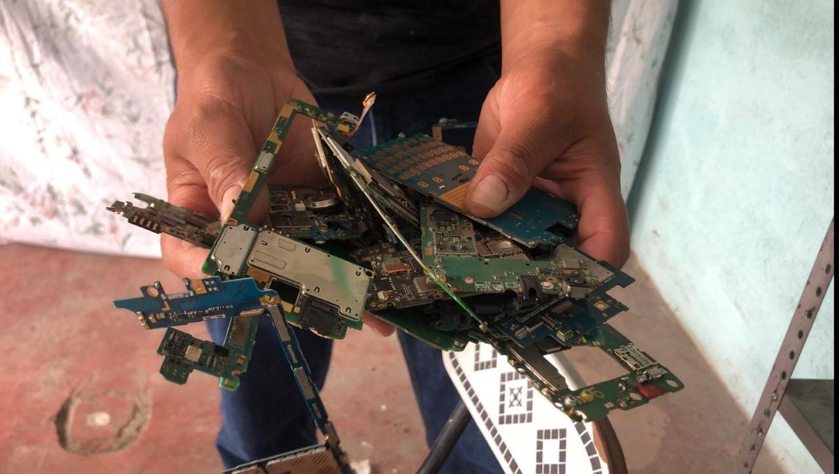 Van desde celulares, juegos, pantallas, videojuegos, pedazos de cable, laptops y tarjetas madres.