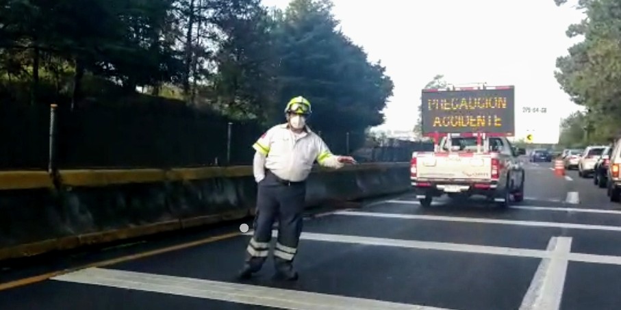 Se registran problemas viales por el cierre parcial del carril izquierdo.