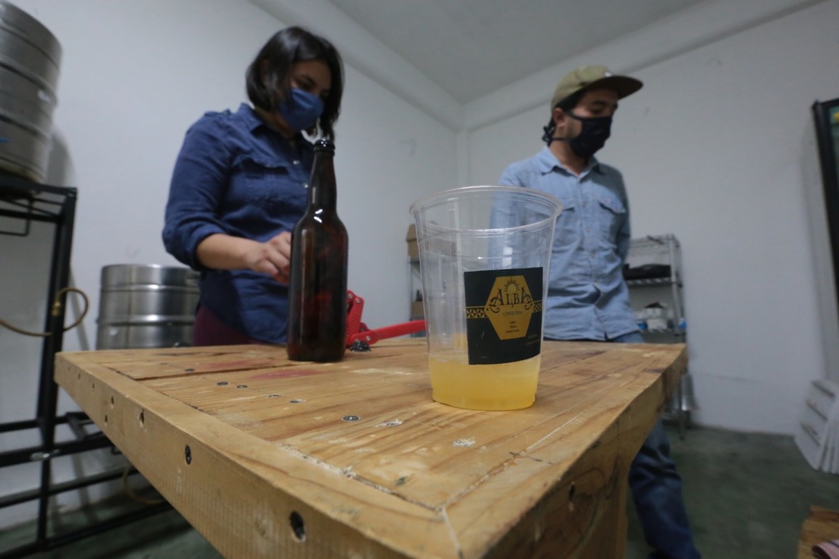 Existen productores independientes que crean productos artesanales