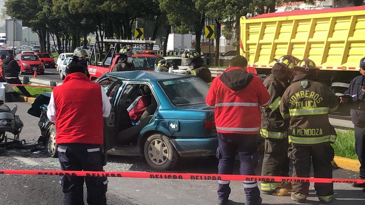Esto dejó intensa carga vehicular, hasta que las unidades fueron retiradas por medio de grúas.