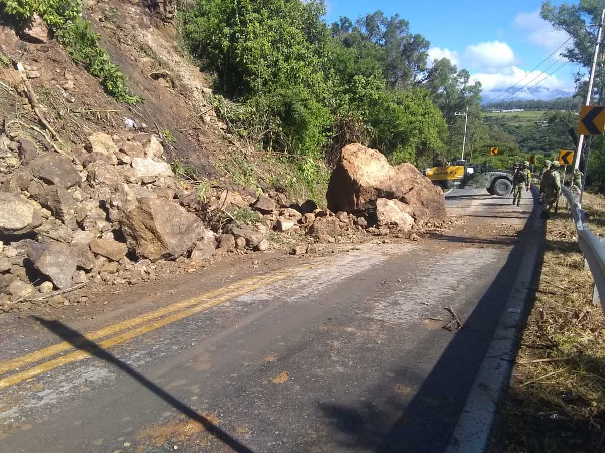 El personal militar removió tierra, piedras, troncos y ramas.