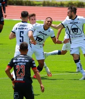 Bryan Mendoza y jugadores de Pumas en festejo de gol (Imago7)