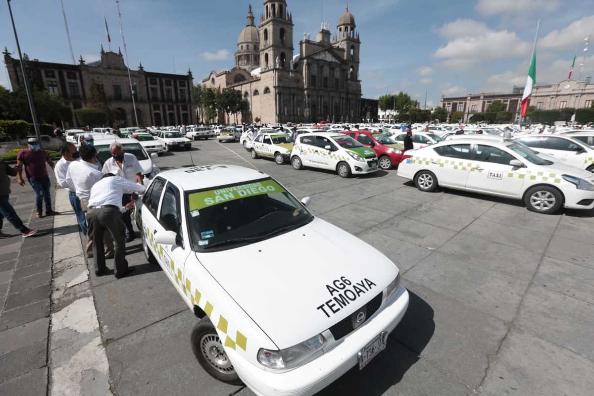 Por ahora más de 200 unidades permanecen estacionados en la plaza.