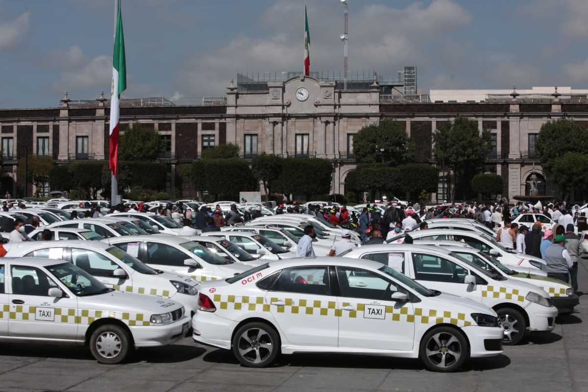 Por ahora más de 200 unidades permanecen estacionados en la plaza.