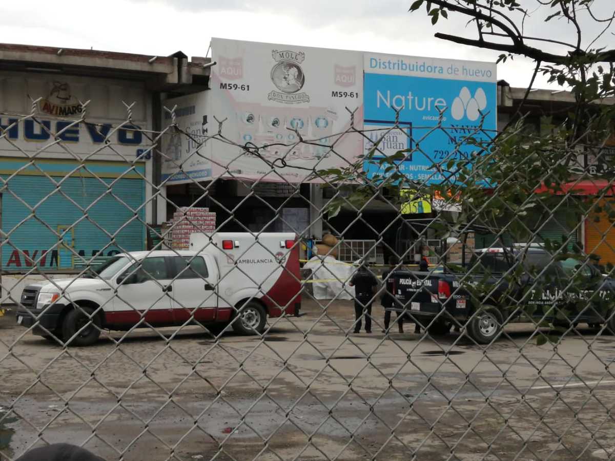 Sujetos armados ingresaron a la Central de Abasto de Toluca y atacaron a dos personas
