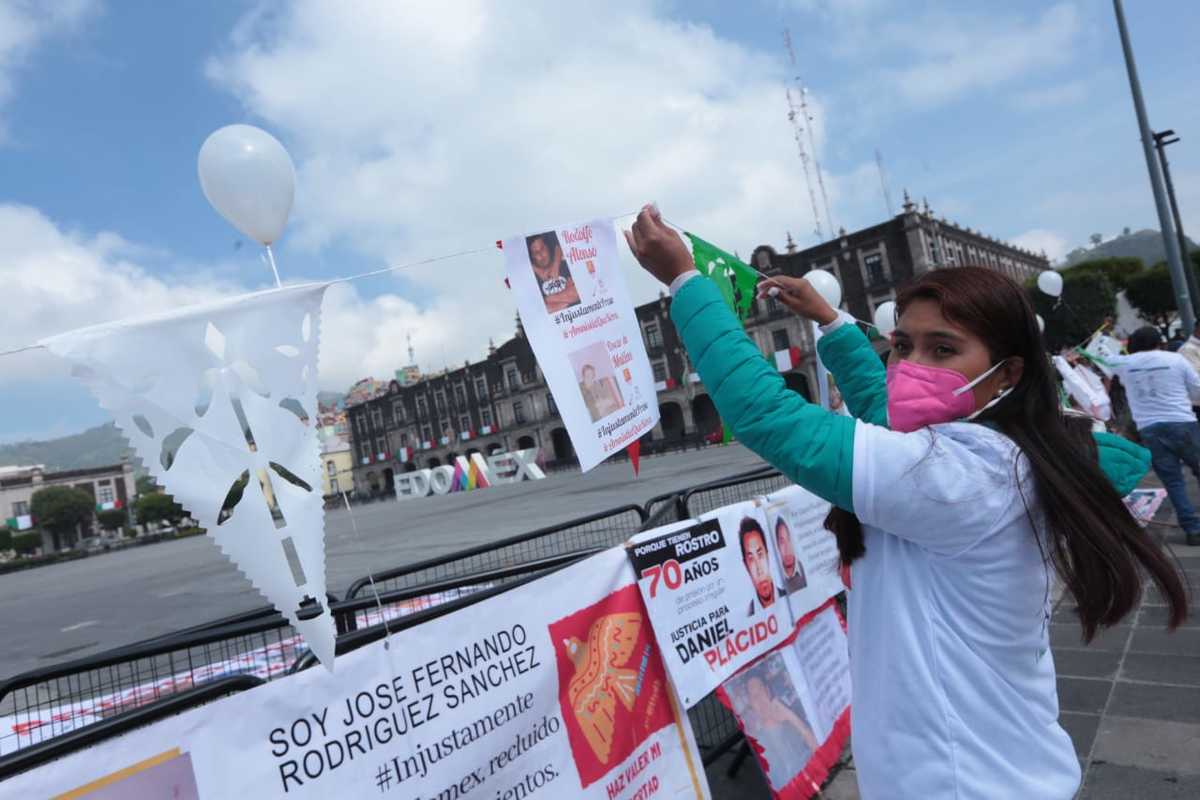 Acudieron vestidos de blanco y volaron cometas como un mensaje de paz y libertad.
