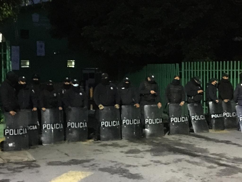La policía ingresó al lugar durante la madrugada, detuvo a algunas mujeres.