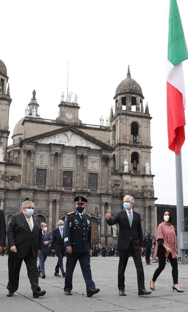 El gobernador Del Mazo encabezó la la guardia solemne de honor conmemorativa.