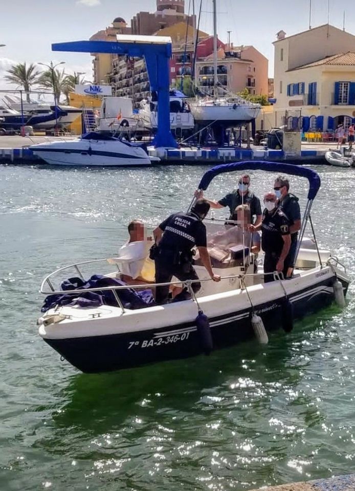 Un hombre se pasa cinco horas en el mar para evitar que lo detengan por pasearse desn