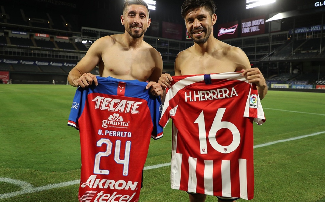 ¿Cómo surgió la tradición de cambiarse las camisetas en el