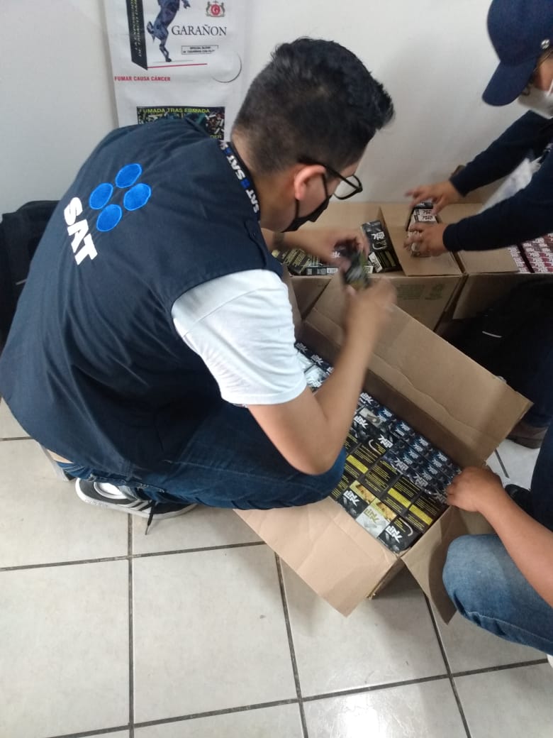 Los guardias nacionales inspeccionaron el autobús sobre la carretera México-Puebla.