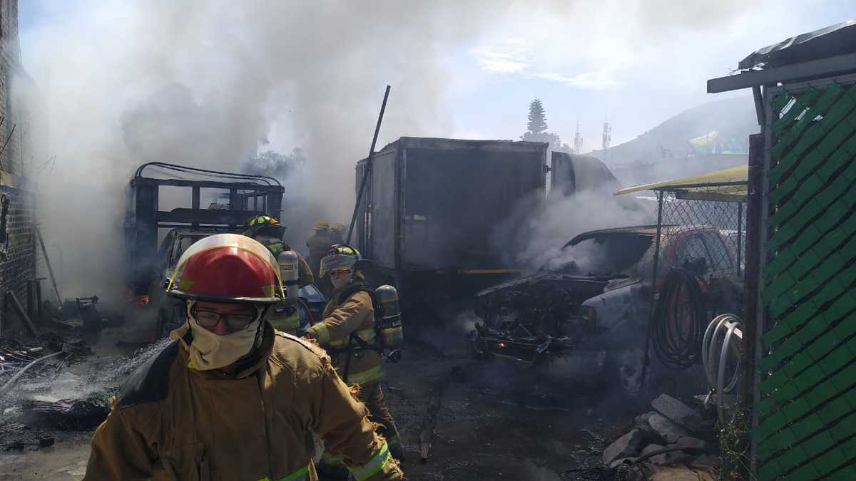Los bomberos sofocaron la conflagración y revisaron las instalaciones.